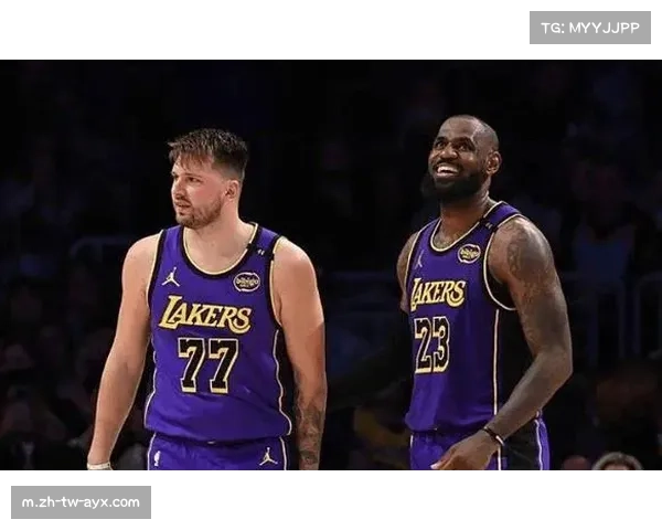 美媒曝勒布朗与东契奇场边热聊 赛场互动引球迷热议